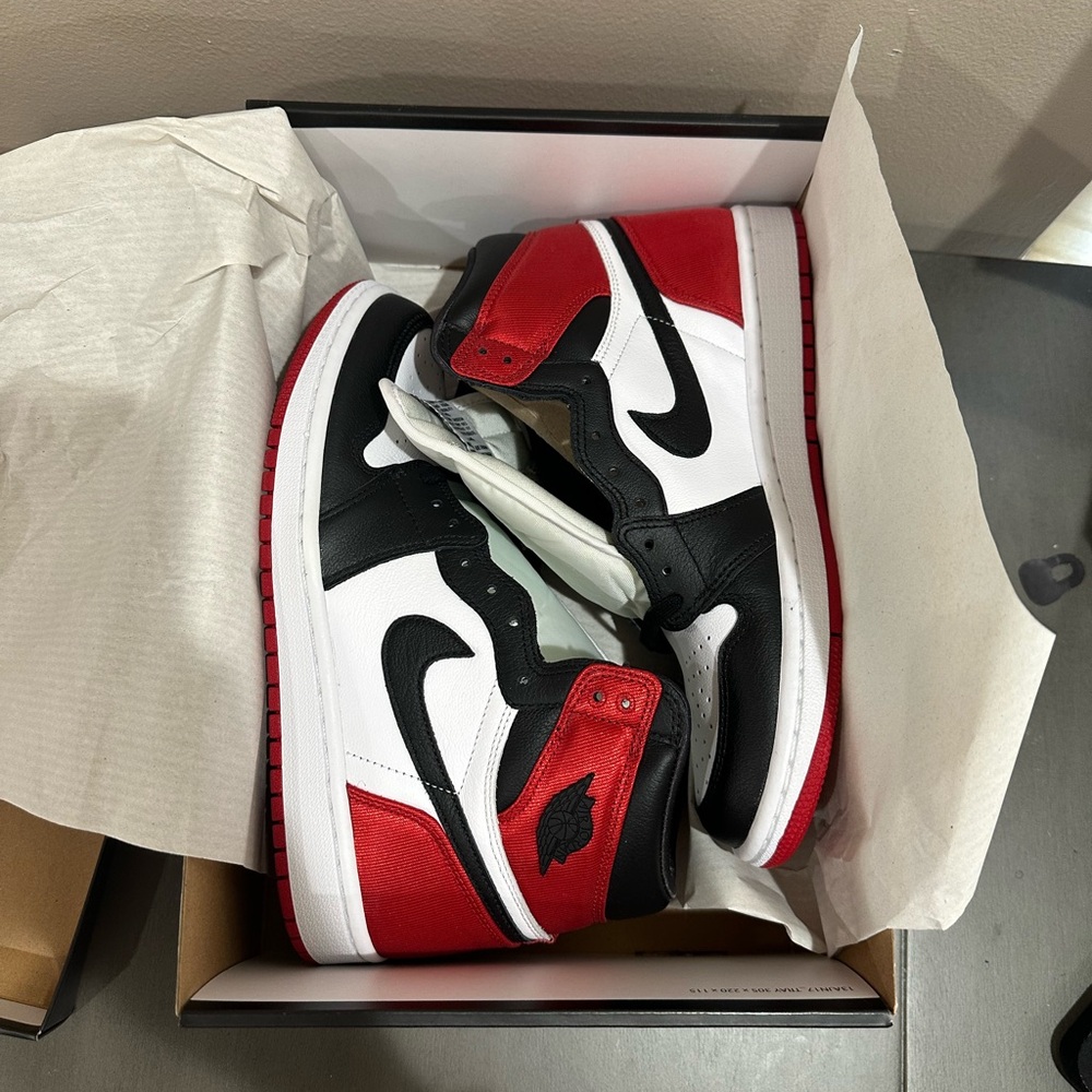 Air Jordan 1 Retro High 'Satin Black Toe' size 8.5w - Picture 5 of 9